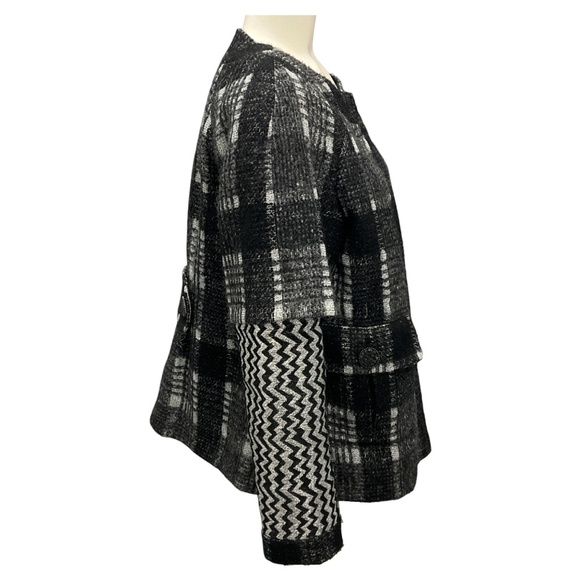 CHANEL BLACK / GREY / SILVER 2016 CC LOGO BUTTON FANTASY TWEED JACKET - Picture 2 of 6